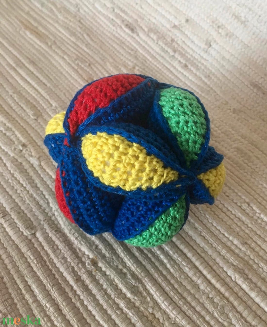 Horgolt készségfejlesztő Montessori labda (Amish puzzle ball)