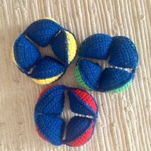 Horgolt készségfejlesztő Montessori labda (Amish puzzle ball)