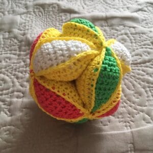 Horgolt készségfejlesztő Montessori labda (Amish puzzle ball)