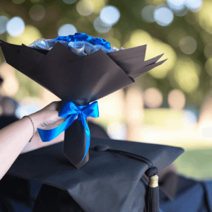 Ballagási királykék örökrózsa csokor, pénzcsokor – pénzátadó ajándék ballagásra, diplomaosztóra