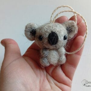 Tűnemezelt aranyos koala
