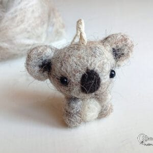 Tűnemezelt aranyos koala