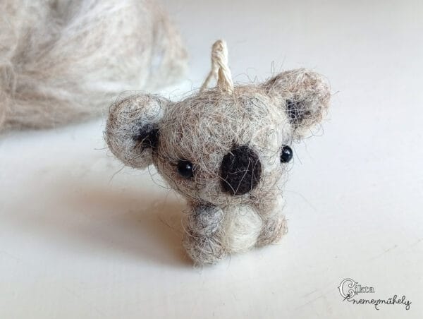 Tűnemezelt aranyos koala