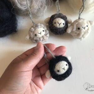 Tűnemez mini bárány figura 4 féle színbe