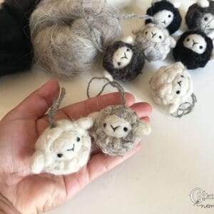 Tűnemez mini bárány figura 4 féle színbe