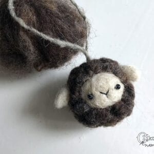 Tűnemez mini bárány figura 4 féle színbe