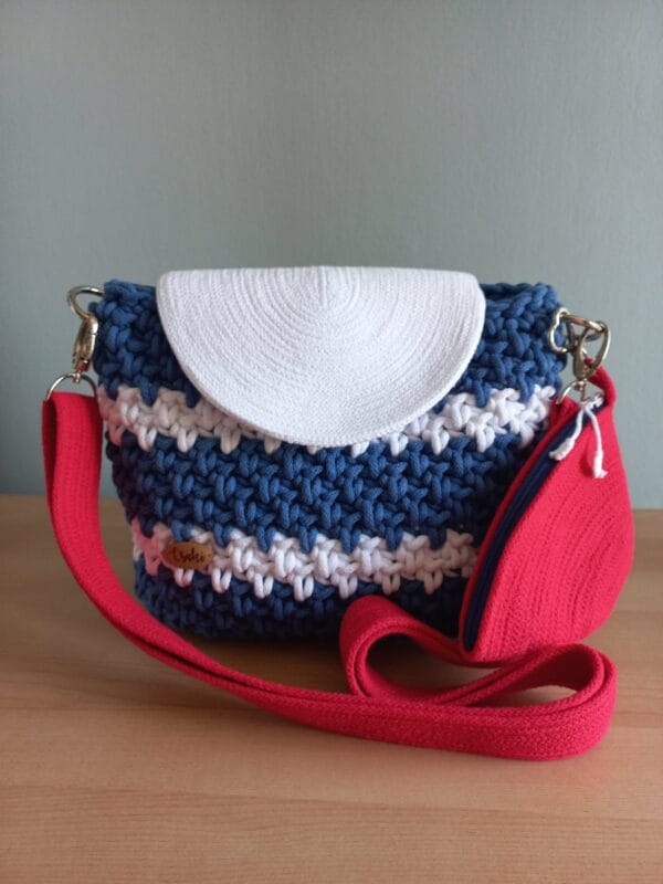 TENGERÉSZ STÍLUSÚ CROSSBODY TÁSKA