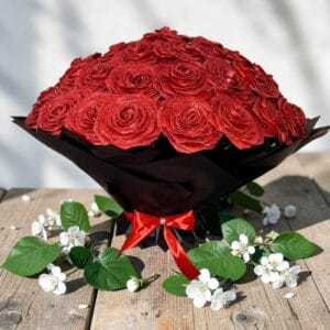 Óriás 50 szálas vörös örökrózsa csokor – romantikus kézműves szatén rózsacsokor