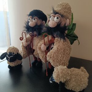 Horgolt pásztor báránnyal – kézműves figura