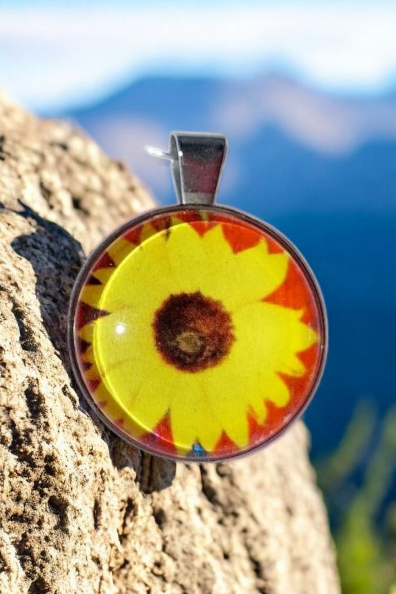 Piros hátterű napraforgós medál