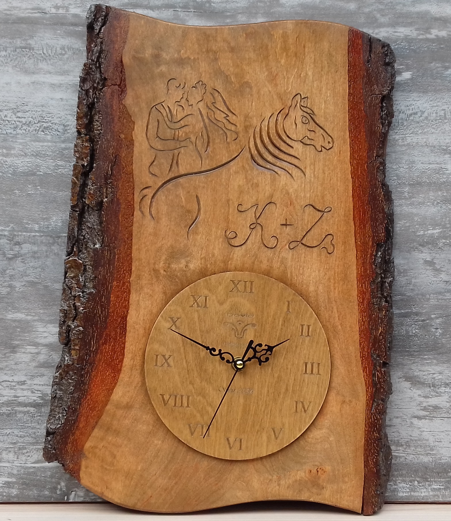 Lovasóra Faragott óra esküvőre falióra faóra lóóra ajándéktárgyak lovasoknak lovastermékek lovaglás faragott ló eskövő
