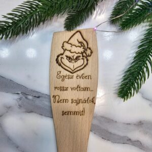 Grincs gravírozott fakanál