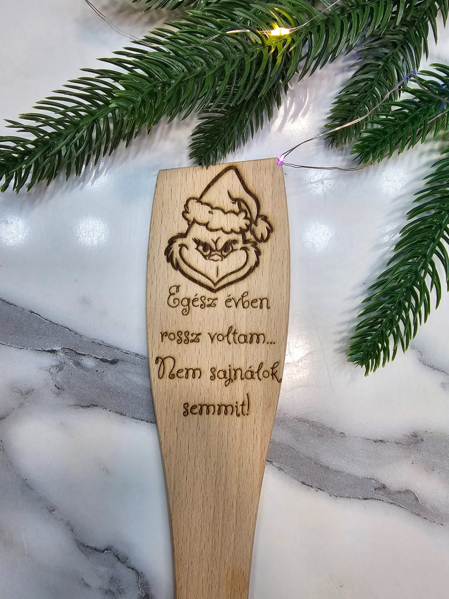 Grincs gravírozott fakanál