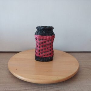 Fekete-pink váza papírfonással