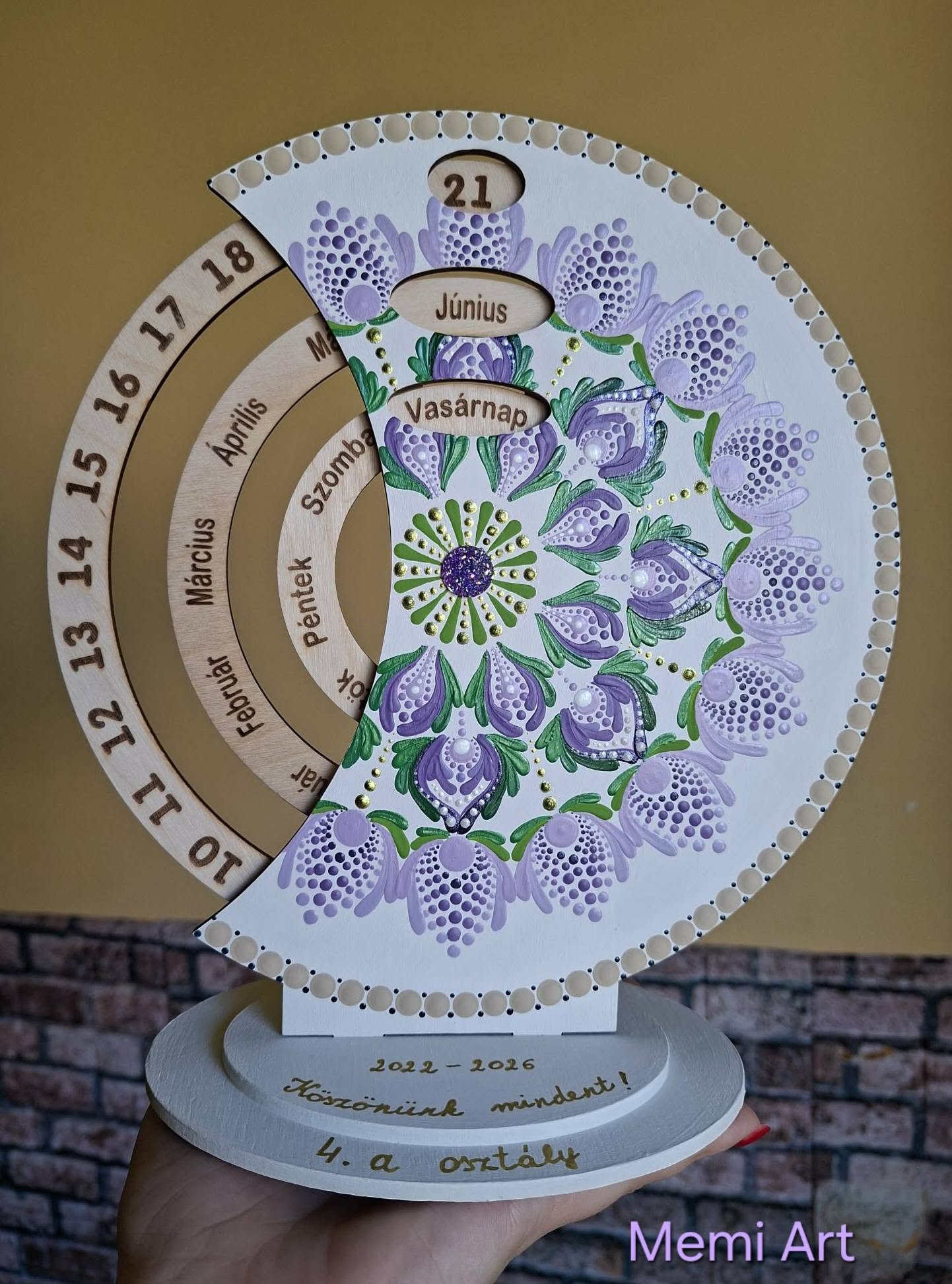 Öröknaptár 25cm lila-zöld mandala mintával fehér alapra, bármilyen felirattal