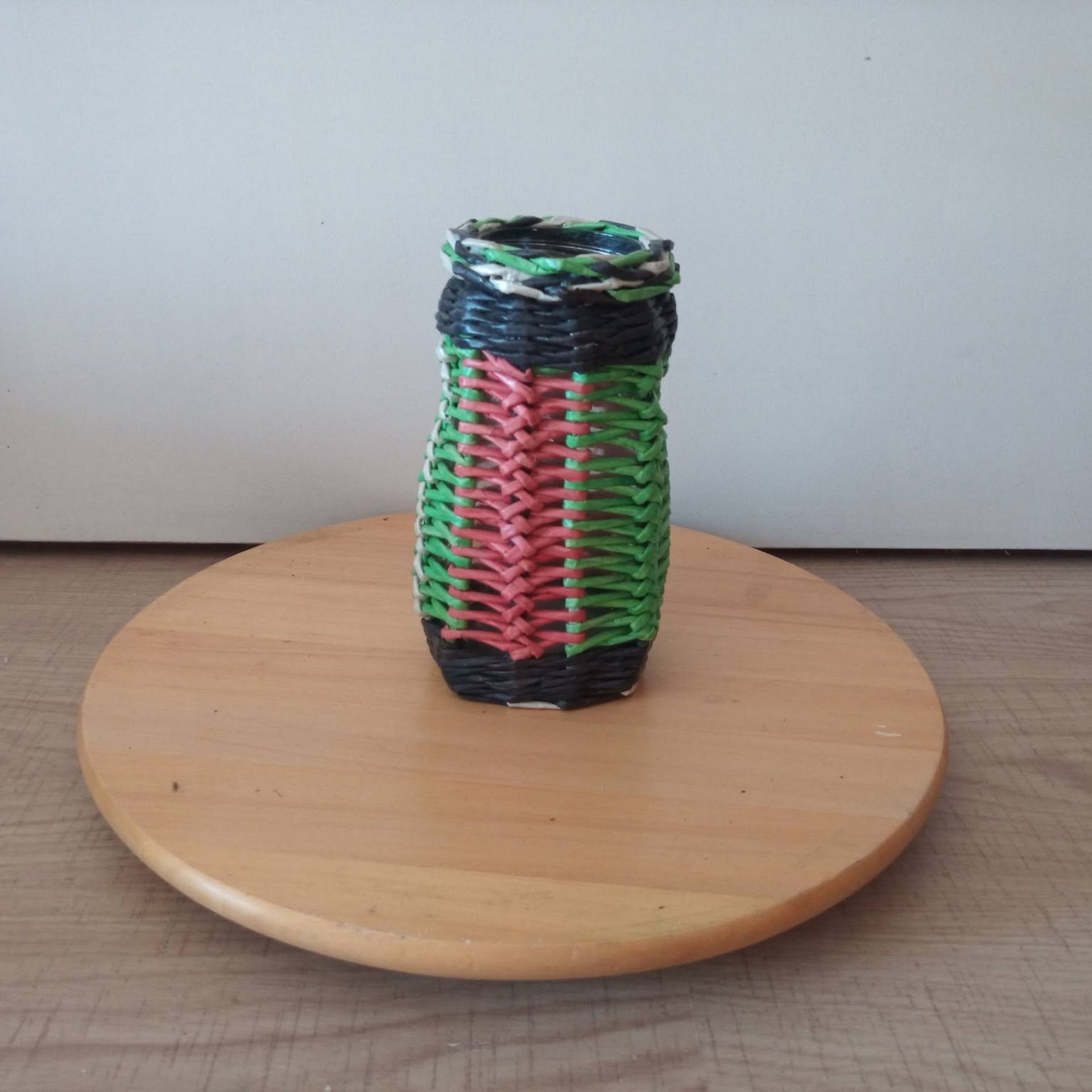 Különleges azsúr mintás papírfont váza