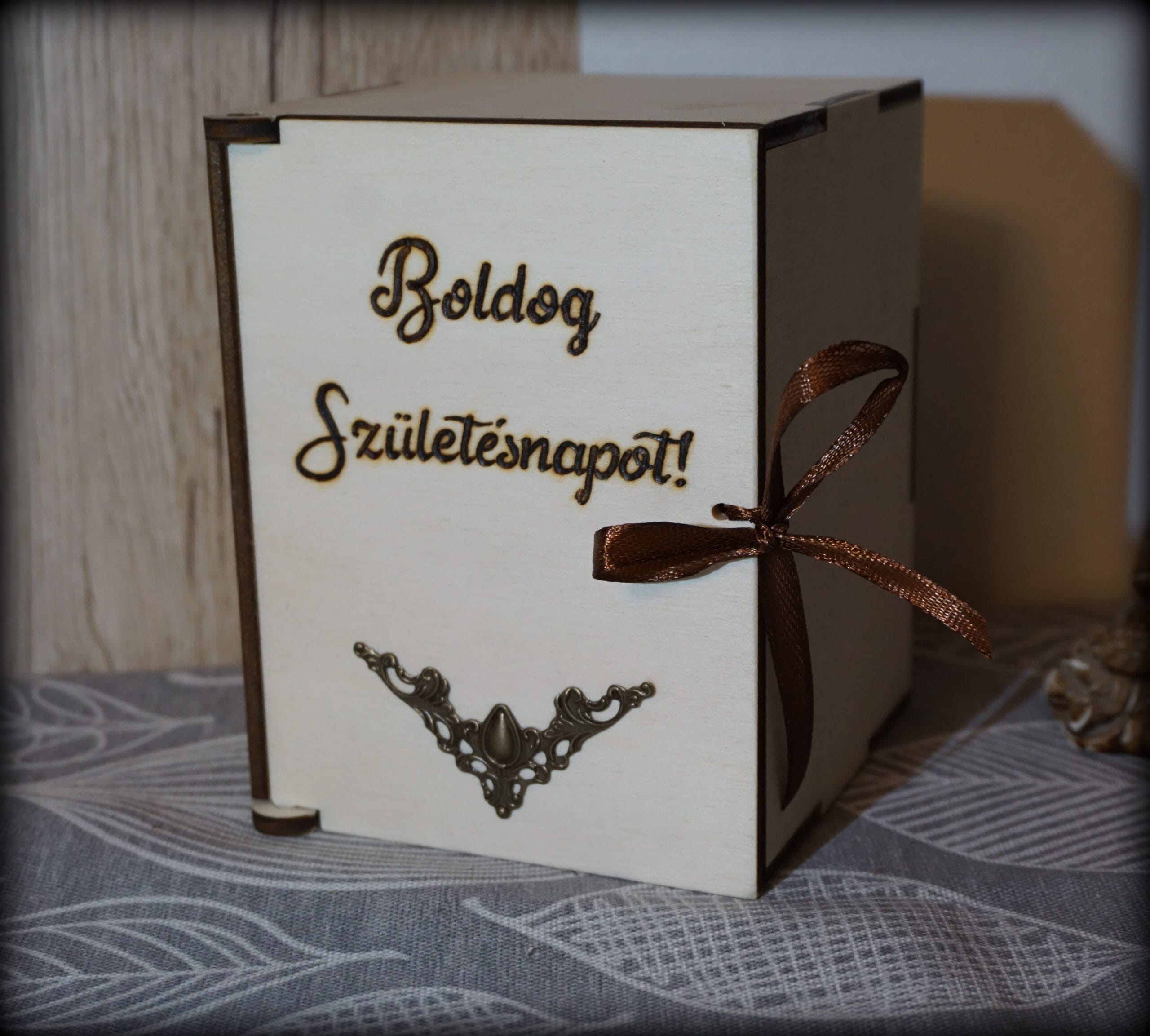Whiskis pohár fa dobozban – születésnapra