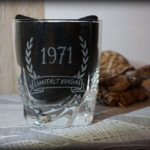 Whiskis pohár fa dobozban – születésnapra