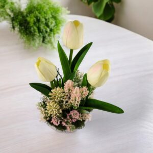 Krém, púderszínű tulipánok tavaszi virágokkal TUG316