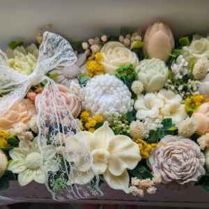 Kézműves Illatos Szójaviasz Virágbox Csipkemasnival – Egyedi Ajándék és Asztaldísz