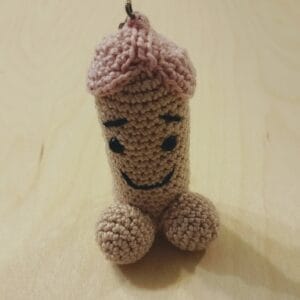 Fütyi alakú horgolt kulcstartó