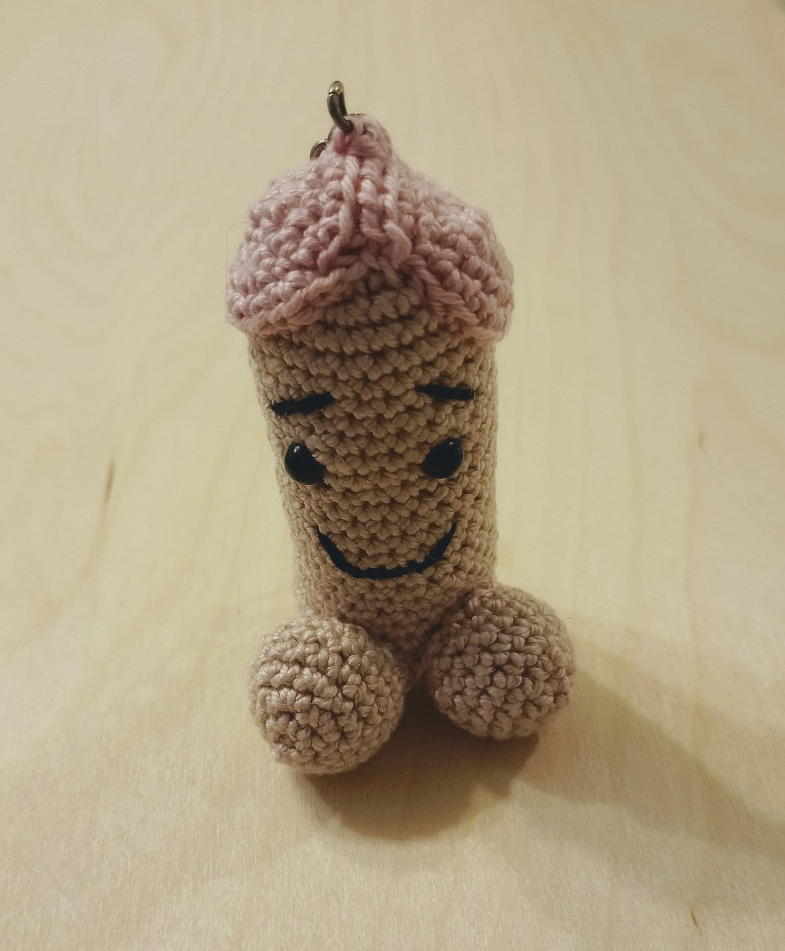 Fütyi alakú horgolt kulcstartó