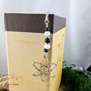 Atom könyvjelző fekete gyöngyökkel kémiatanárnak fizikatanárnak