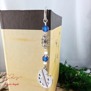 Festőpaletta könyvjelző sötétkék gyöngyökkel