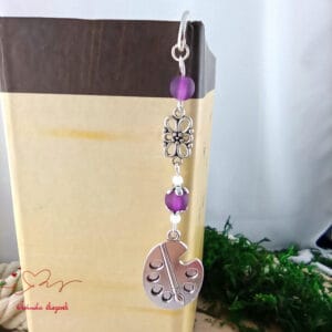 Festőpaletta könyvjelző lila gyöngyökkel