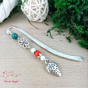 Eper könyvjelző zöld és piros gyöngyökkel