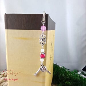 Hajszárító könyvjelző pink gyöngyökkel fodrásznak