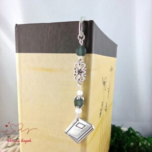 Könyv könyvjelző szürke gyöngyökkel magyartanárnak