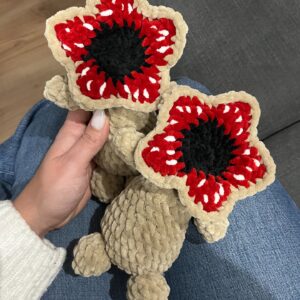 Horgolt plüss Baby Demogorgon figura – kézzel készült, egyedi ajándék