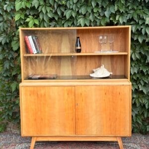 Felújított Jitona vitrines tálalószekrény – Bohumil Landsman & Hubert Nepožitek