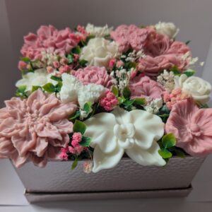 Romantikus Elegancia Szójaviasz Csokor – Orchidea, Pünkösdi Rózsa és Pillangók