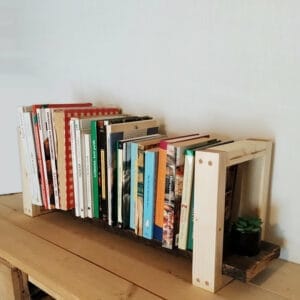 Álló polc részben újrahasznosított fából