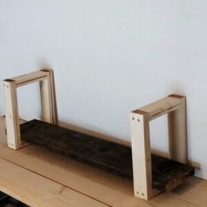 Álló polc részben újrahasznosított fából