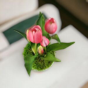 Élethű pink tulipánok kaspóban TUE526