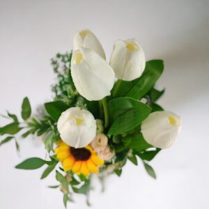 Fehér tulipánok színes agyagkaspóban napraforgóval TUG546