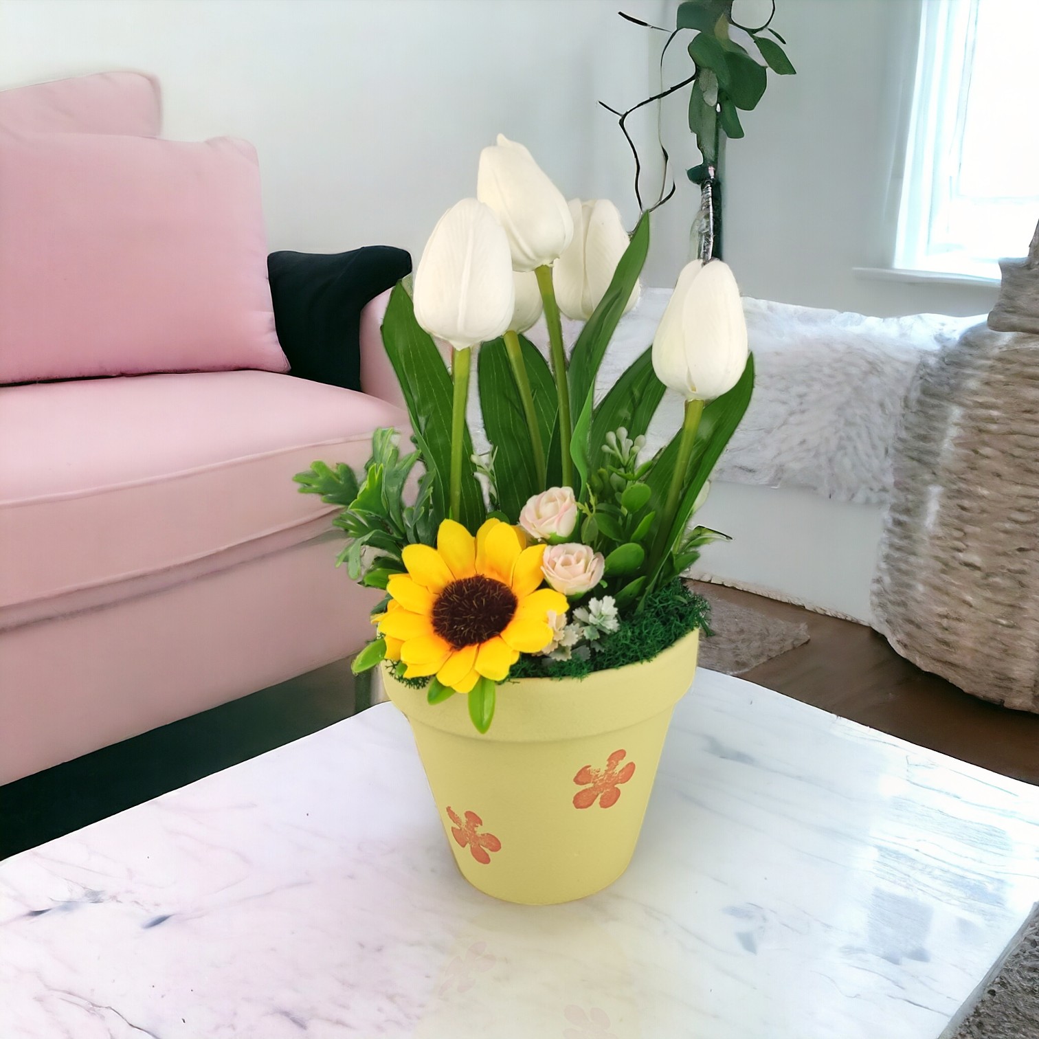 Fehér tulipánok színes agyagkaspóban napraforgóval TUG546