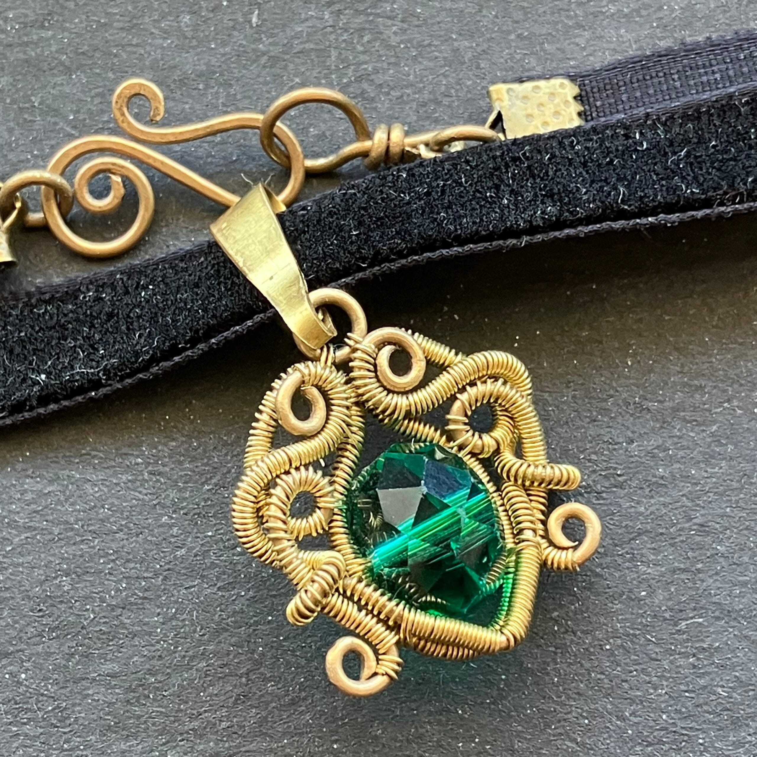 Last of Glass – fekete és zöld sárgaréz choker
