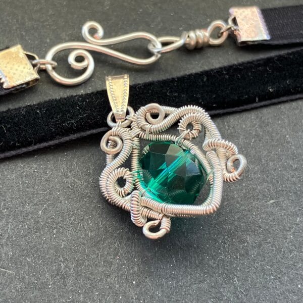 Ezüst és zöld choker