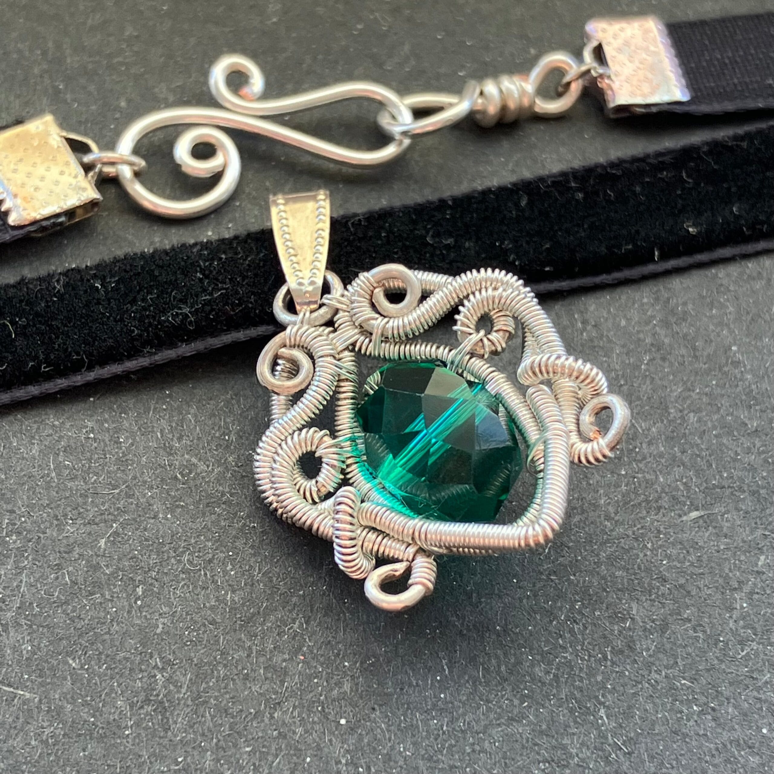 Ezüst és zöld choker
