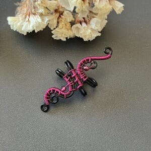 Fekete és magenta fülgyűrű gránáttal