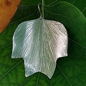 TULIPÁNFA LEVÉL FÜLBEVALÓ ALUMÍNIUMBÓL