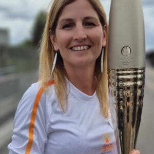OLIMPIAI FÁKLYA FÜLBEVALÓ ALUMÍNIUMBÓL