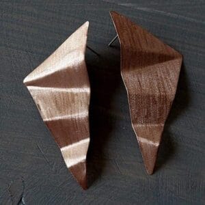 GEOMETRIKUS FÜLBEVALÓ VÖRÖSRÉZBŐL