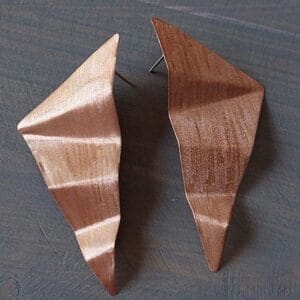 GEOMETRIKUS FÜLBEVALÓ VÖRÖSRÉZBŐL