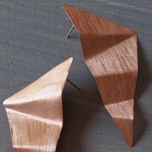 GEOMETRIKUS FÜLBEVALÓ VÖRÖSRÉZBŐL