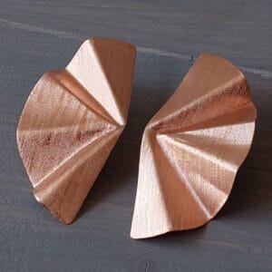 GEOMETRIKUS FÜLBEVALÓ VÖRÖSRÉZBŐL